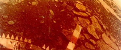 Venera 13 Uzay Aracı ile elde edilmiş Venüs yüzeyinin renkli görüntüsü.