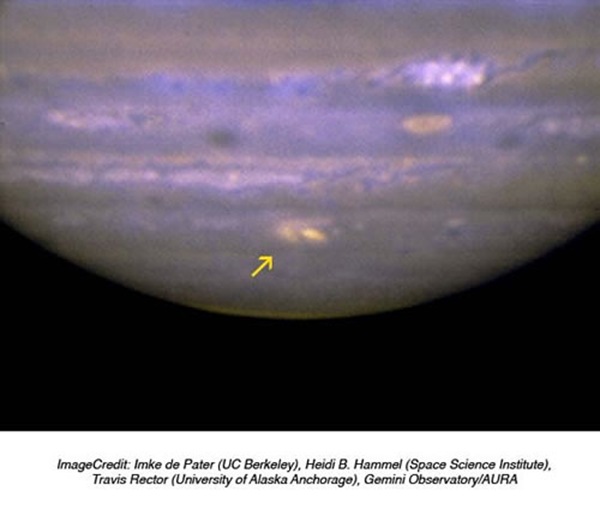 Gemini Kuzey Teleskobu tarafından 22 Temmuz’da çekilen yukarıdaki fotoğraf iki farklı dalga boyundaki görüntünün birleştirilmesiyle elde edilmiştir: 8.7 mikron(mavi) ve 9.7 mikron (sarı). Çarpışma bölgesi ok ile işaretlenmiş parlak sarı lekedir.